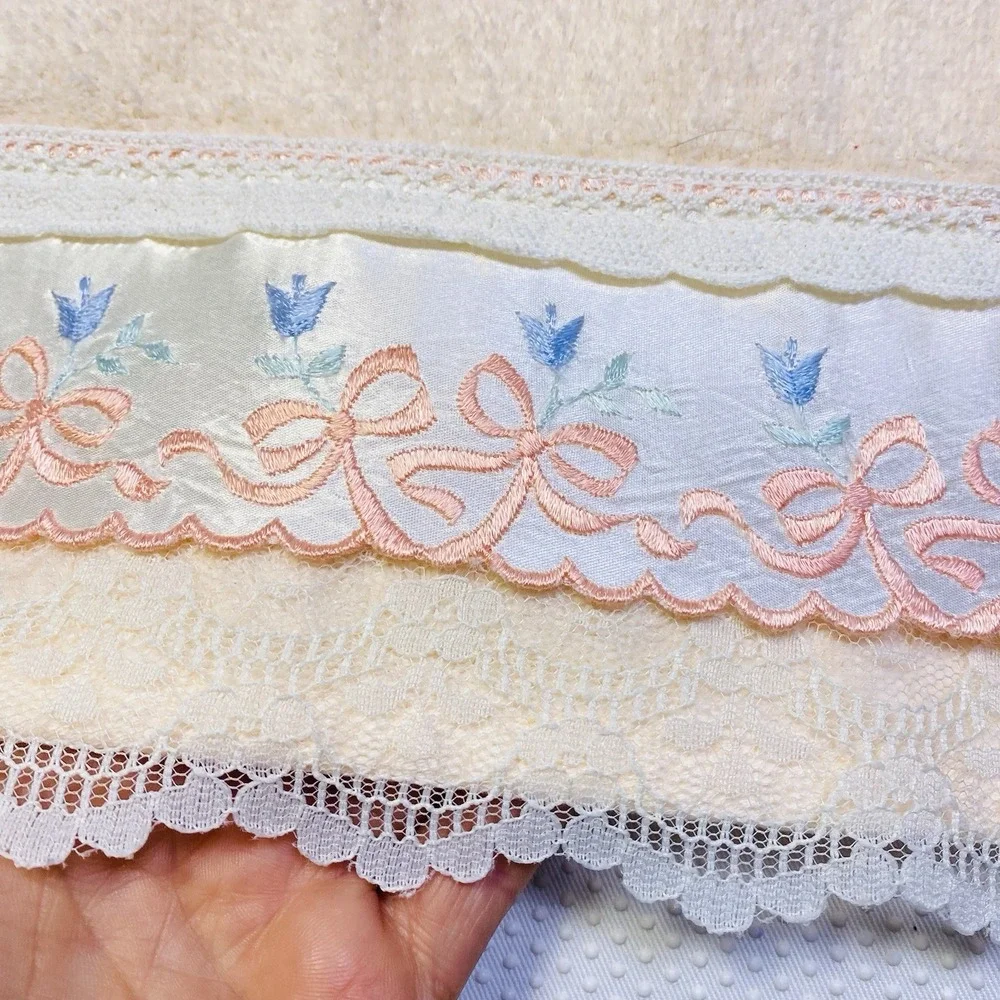 Vintage R.A. Briggs Decorative Bathroom Towel Peach Pink Embroidered Bows Lace‎